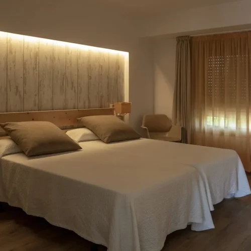 interior-bedroom-white-creamy-tones-1